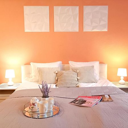 Spacious Old Town Family Peachy 2 Bedrooms Apartment, Nearby The Riga Presidential Castle Екстериор снимка