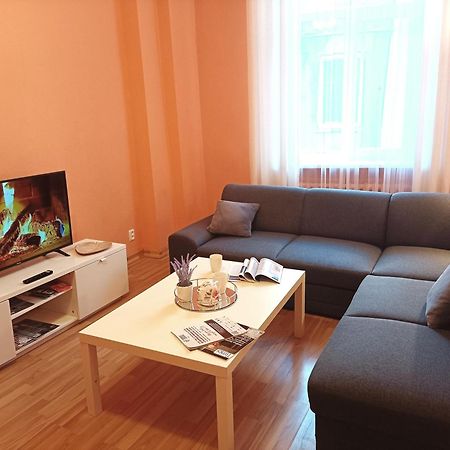 Spacious Old Town Family Peachy 2 Bedrooms Apartment, Nearby The Riga Presidential Castle Екстериор снимка