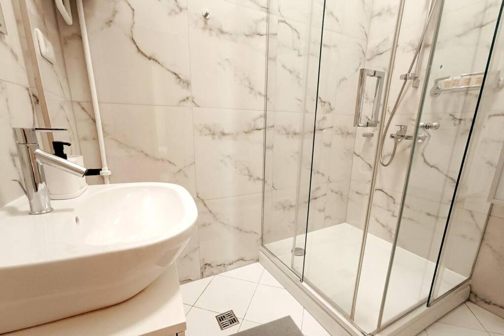 Spacious Old Town Family Peachy 2 Bedrooms Apartment, Nearby The Riga Presidential Castle Екстериор снимка
